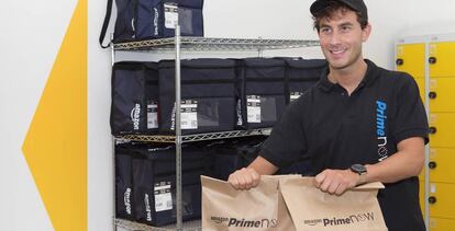 Un repartidor del servicio de envíos de Amazon, Prime.