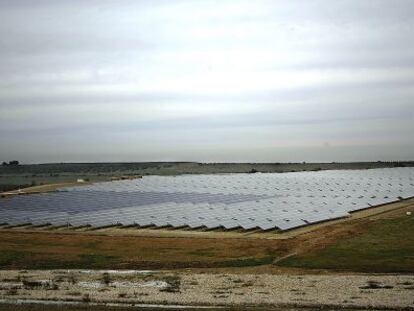 Huerto solar ubicado en la antigua balsa de Boliden en Aznalcóllar (Sevilla).