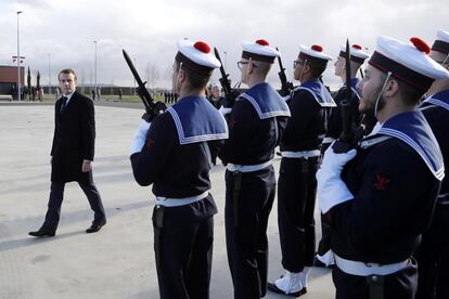 El presidente francés, Emmanuel Macron, pasa revista al ejército francés durante una ceremonia militar en Tolouse.