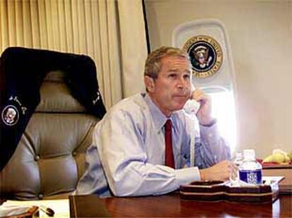 George W. Bush habla por teléfono desde el avión presidencial.