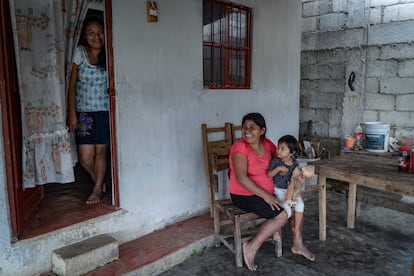 Angelica María López se encuentra en su hogar, con sus hijas Juanita y Fernanda.