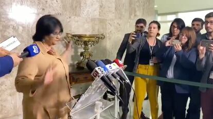 A ministra Damares Alves permanece calada durante entrevista coletiva.