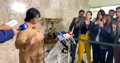 A ministra Damares Alves permanece calada durante entrevista coletiva.