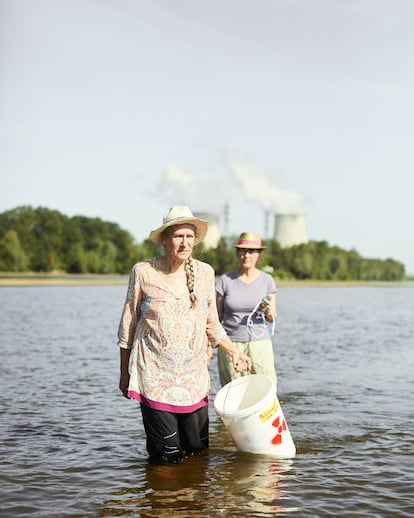 Françoise Pouzet y Bernadette Moreau, del colectivo Salir del Nuclear, recogen muestras en el río Loira a su paso por Bellevillesur- Loire para medir los niveles de radiactividad.