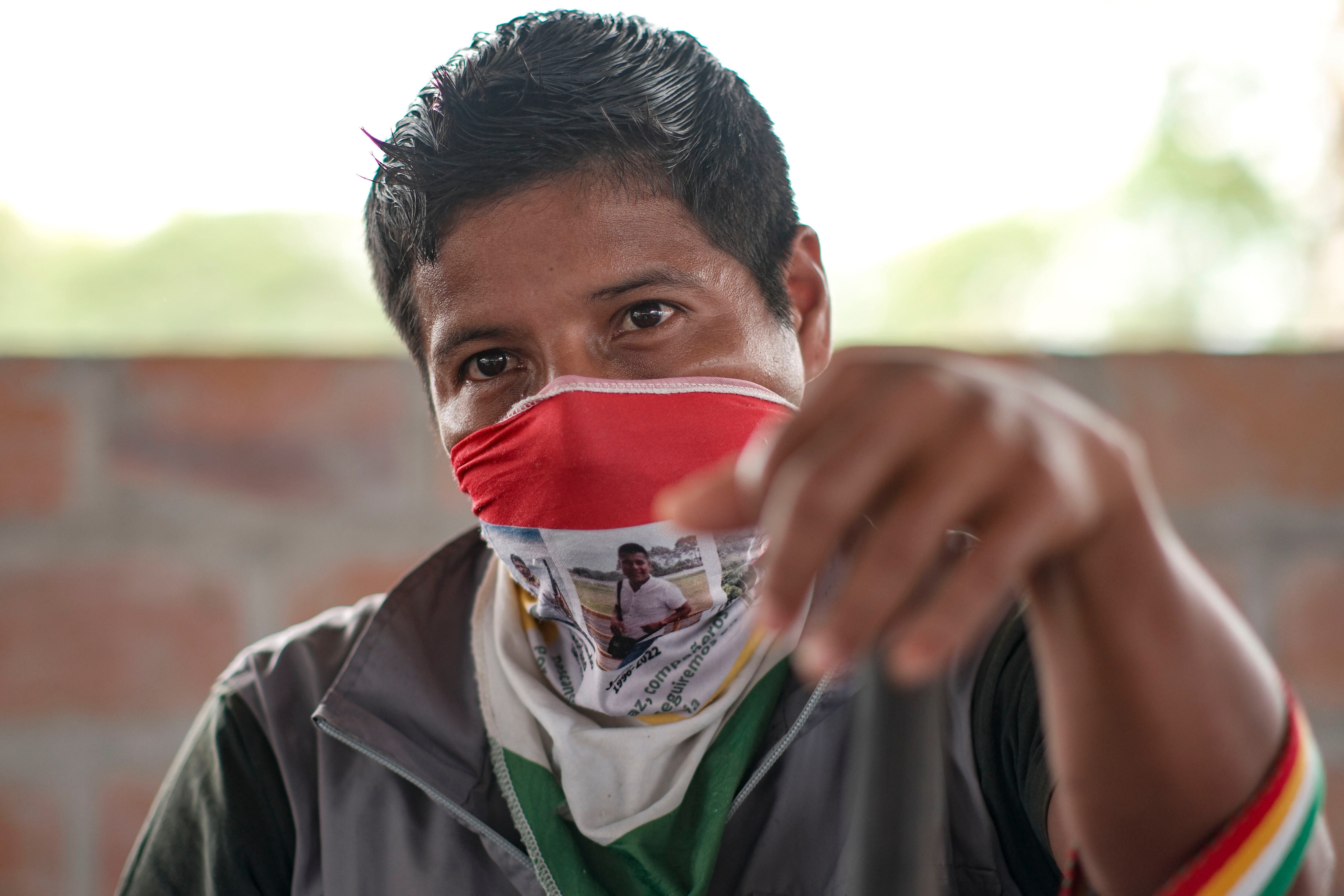 Un miembro de la guardia indígena Awá durante la ceremonia de clausura del quinto ciclo de diálogos para la paz celebrado en Nariño.