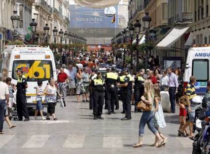 Policías y ambulancias, en la calle Larios tras los atropellos que causó Antonio Bravo el sábado.