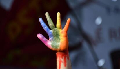 Una manifestante contra el candidato a la presidencia de Brasil Jair Bolsonaro eleva una mano pintada con los colores de la bandera LGTB en Sao Paulo, Brasil, el 20 de octubre.