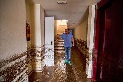 Un hombre en el interior de un portal afectado por las inundaciones en Casarrubios del Monte (Toledo), este lunes. 