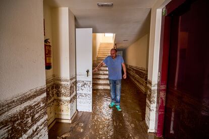 Un hombre en el interior de un portal afectado por las inundaciones en Casarrubios del Monte (Toledo), este lunes.