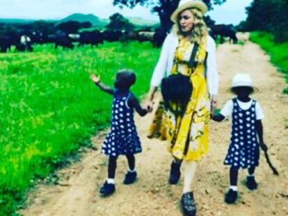La cantante difunde una imagen en la que aparece paseando con las gemelas por un camino rural