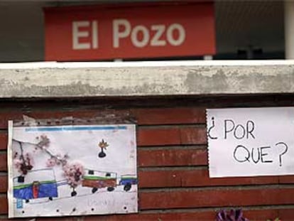 Muchos vecinos colocaron carteles y dibujos en el muro de la estación de cercanías del Pozo.