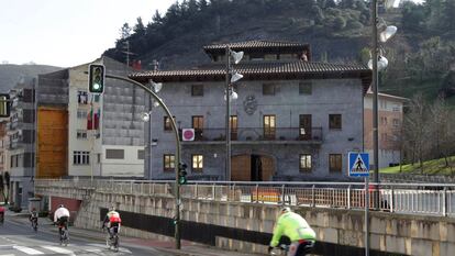 Vista del edificio consistorial de Alonsotegi (Bizkaia).