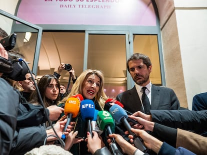 La vicepresidenta segunda del Gobierno y ministra de Trabajo, Yolanda Díaz, junto al ministro de Cultura, Ernest Urtasun .en su visita a la capilla ardiente de la actriz Concha Velasco, este sábado.