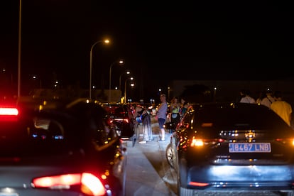 Personas haciendo cola en Madrid para subir a un VTC.