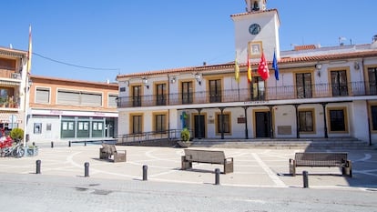 Fachada del Ayuntamiento de Perales de Tajuña.