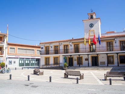 Fachada del Ayuntamiento de Perales de Tajuña.