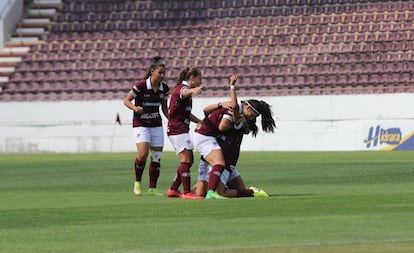 Aline Milene comemora o gol da Ferroviária no primeiro jogo da final.