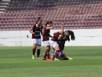 Aline Milene comemora o gol da Ferroviária no primeiro jogo da final.