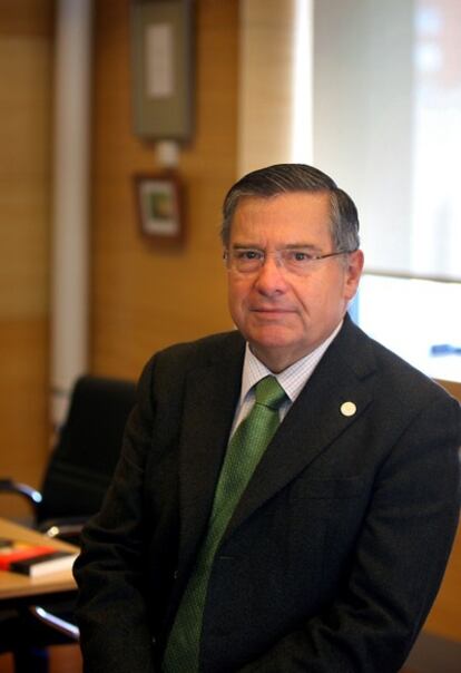 Francisco Tomás, rector de la Universitat de València, en su despacho.