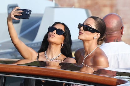 Las Kardashian inmortalizan el momento mientras viajan en un barco por Venecia.