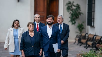 Michelle Bachelet y Gabriel Boric en el palacio de La Moneda, en Santiago (Chile), este lunes.