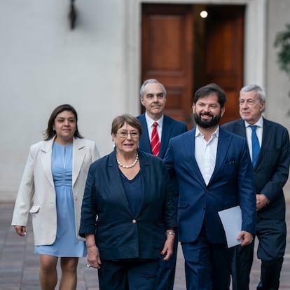Michelle Bachelet y Gabriel Boric en el palacio de La Moneda, en Santiago (Chile), este lunes.
