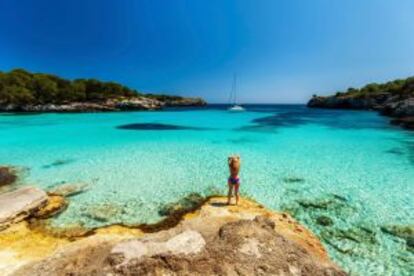 Una bañista en Cala Macarella, Menorca.