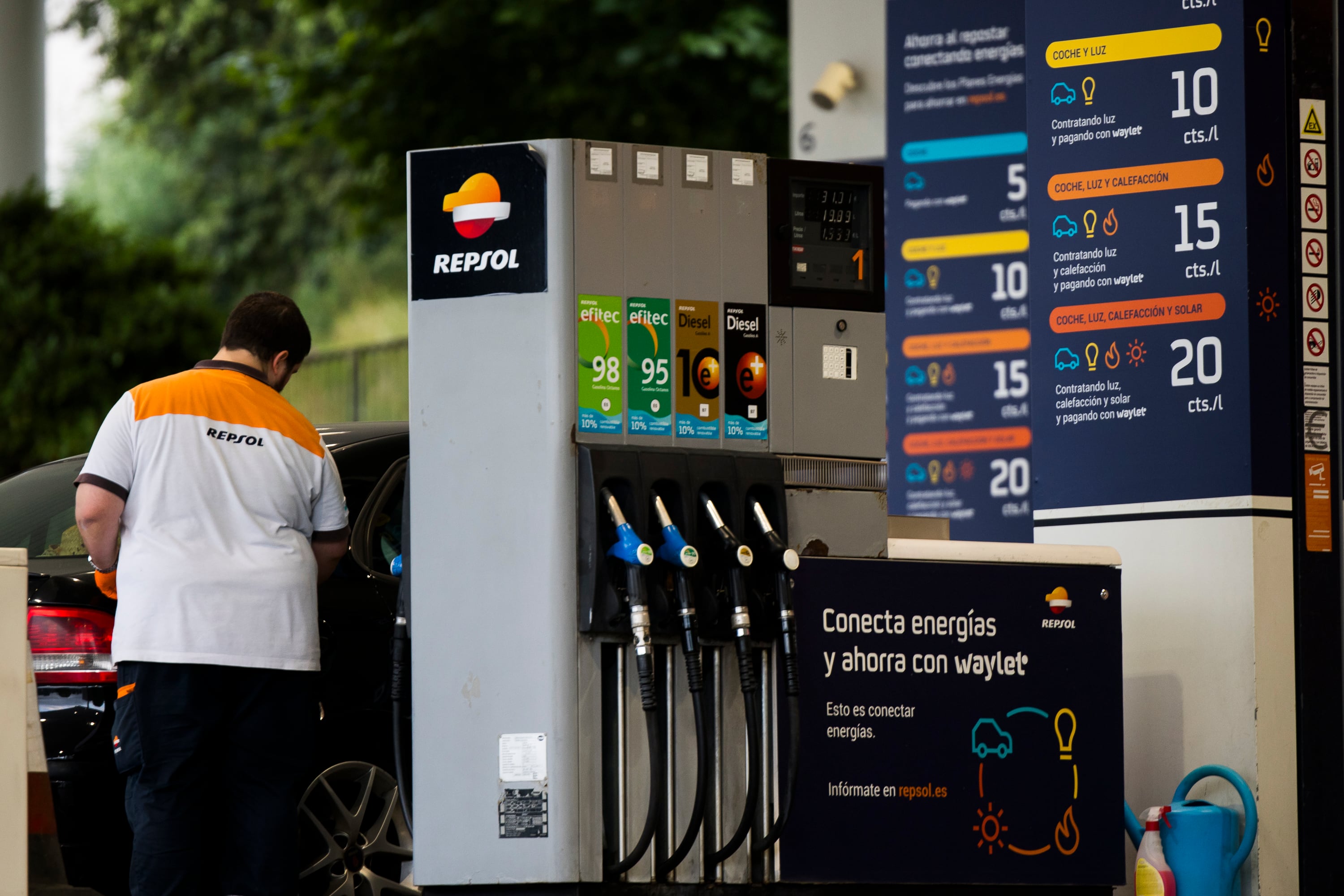 Trabajador de una gasolinera en Santiago de Compostela, el pasado 22 de junio.