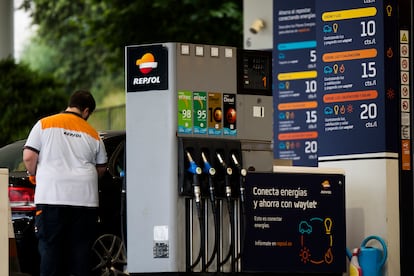 Trabajador de una gasolinera en Santiago de Compostela, el pasado 22 de junio.