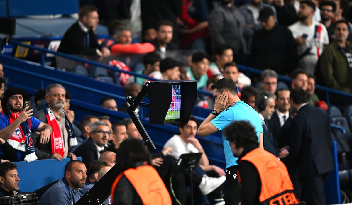 Schaerer revisa una posible mano de Alphonso Davies y termina en penalti en el PSG - Bayern