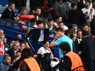 El árbitro Sandro Schaerer acude al VAR para ver el posible penalti por mano de Alphonso Davies.