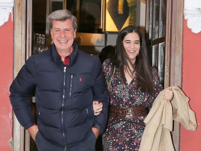 Cayetano Martínez de Irujo y Bárbara Mirjan, el 16 de abril de 2025, en la procesión de 'El Baratillo' en Sevilla (Andalucía).