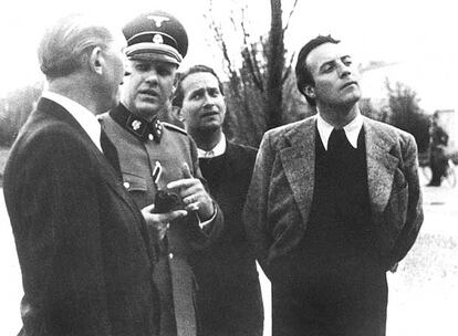 Johan Heesters, a la derecha, durante su visita al campo de exterminio nazi de Dachau en 1941.