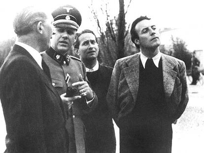 Johan Heesters, a la derecha, durante su visita al campo de exterminio nazi de Dachau en 1941.