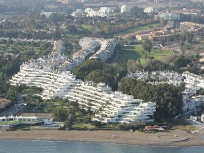 Vista a&eacute;rea de urbanizaciones levantadas en Marbella.