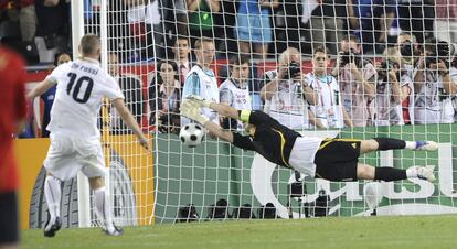 Casillas fue decisivo en la tanda de penaltis de los cuartos de final de la Eurocopa de 2008, frente a Italia. En la imagen, detiene el lanzamiento a De Rossi.