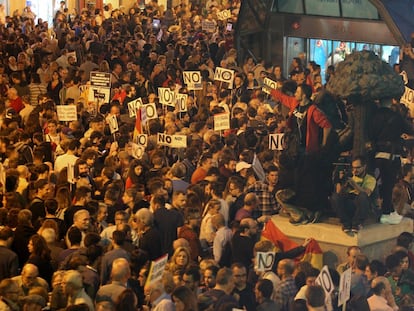 La manifestación a su llegada a Sol. La gente se concentra en las inmediaciones del metro y la estatua del oso y el madroño.