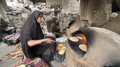 Nasma Abdelhamid prepara pan en un horno de leña en Jan Yunis, en el sur de la franja de Gaza, el 10 de abril de 2025. Debido a la falta de harina, las panaderías han cerrado y como tampoco hay combustible ni gas, hay que recurrir a este tipo de horno tradicional, ante el cual, las familias hacen cola para poder usarlo.