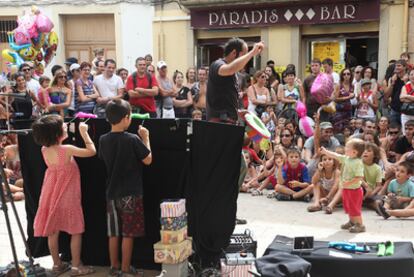 Un espectáculo de calle espontáneo en la Fira de Tàrrega, ayer.