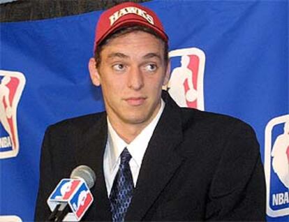 Pau Gasol, durante la rueda de prensa que ofreció tras ser seleccionado por los Hawks de Atlanta con el <i>número tres</i> en <i>draft</i>.