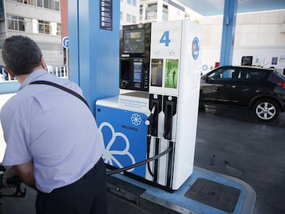 Un hombre reposta en una gasolinera de bajo coste en Madrid.