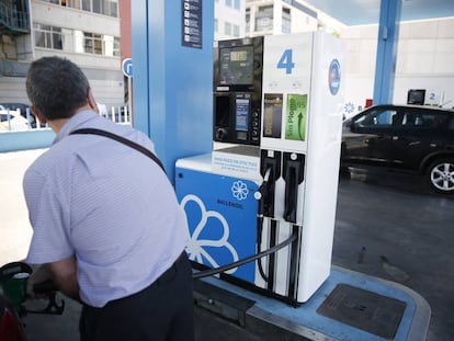 Un usuario, en una estación de servicio Ballenoil, en una imagen de archivo.