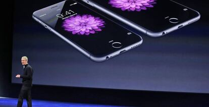 Tim Cook presenta el iPhone  6, en una iamgen de 2015. 