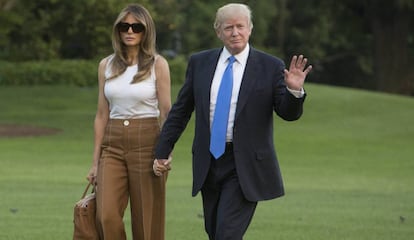 Melania Trump, con un conjunto de Dolce&Gabbana, llega junto al presidente a la Casa Blanca.