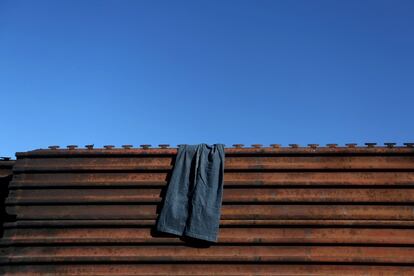 Unos pantalones cuelgan en una parte de la valla de la frontera que separa Estados Unidos de México en Tijuana (México).
