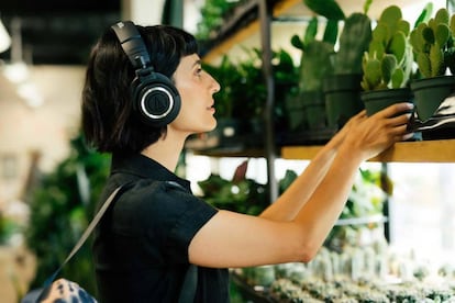 Chica con auriculares Audio-Technica