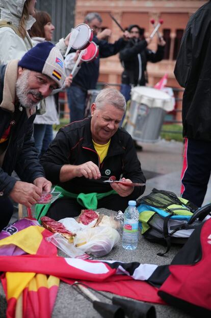 Participantes de la columna que partió de la Plaza de la Constitución de Getafe se disponen a comer a su llegada a la Glorieta de Atocha. Los asistentes a cada una de las seis columnas se han sumado a la manifestación que con el lema 'Pan, techo y trabajo' se ha celebrado el sábado por la tarde por las calles de Madrid.