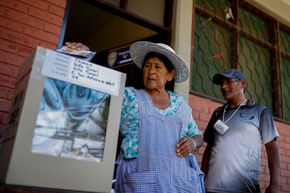 Una mujer vota en las elecciones generales de Bolivia este domingo.