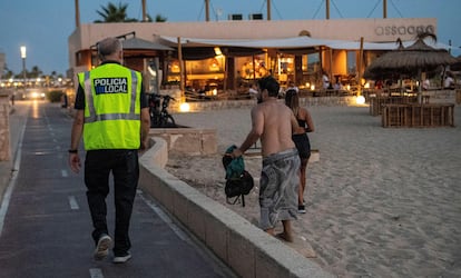 Un policía local vigila el cumplimiento del cierre nocturno de las playas, la semana pasada en Palma.
