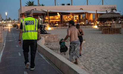 Un agente de la policía hace labores de control en una playa en Palma.